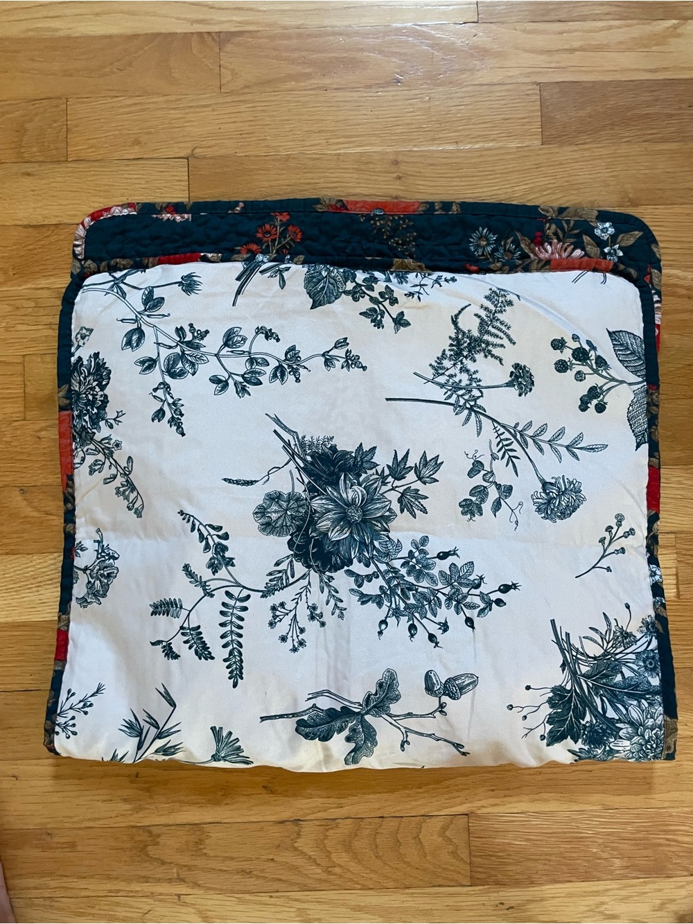 Beautiful Fall/Winter Reversible King Quilt Set - Quilt and Two Pillow Shams. - Picture 2 of 3